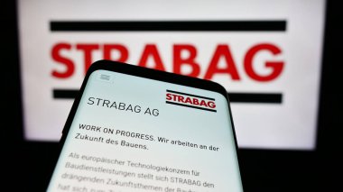 Stuttgart, Almanya - 04-15-2024: Avusturyalı inşaat şirketi Strabag SE 'nin logosunun yer aldığı cep telefonu işletme web sitesi önünde. Telefon ekranının sol üst kısmına odaklan.