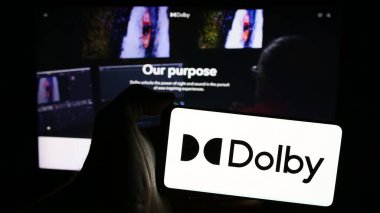 Stuttgart, Almanya - 04-17-2024: İnternet sitesi önünde ses teknolojisi şirketi Dolby Laboratories Inc. 'in logosuna sahip kişi. Telefon ekranına odaklan.
