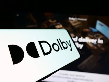 Stuttgart, Almanya - 04-17-2024: Ses teknolojisi şirketi Dolby Laboratories Inc. 'in logosuna sahip cep telefonu. Telefon ekranının merkez soluna odaklan.