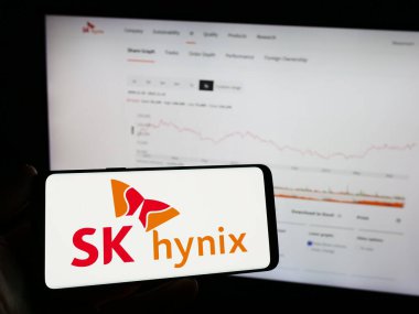 Stuttgart, Almanya - 11-16-2023: İnternet sitesi önünde Güney Koreli yarı iletken şirket SK hynix Inc. 'in logosuna sahip kişi. Telefon ekranına odaklan.