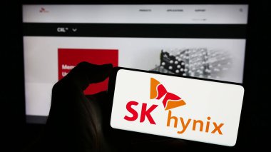 Stuttgart, Almanya - 11-16-2023: İş sayfası önünde Güney Koreli yarı iletken şirket SK hynix Inc. 'in logosuna sahip kişi. Telefon ekranına odaklan.