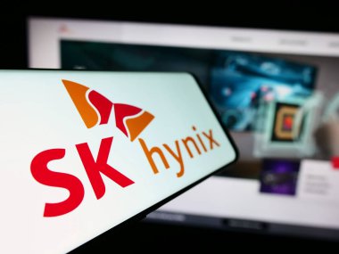 Stuttgart, Almanya - 11-16-2023: Güney Koreli yarı iletken şirket SK hynix Inc. 'in logosuna sahip cep telefonu. Telefon ekranının merkez soluna odaklan.