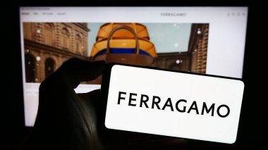 Stuttgart, Almanya - 11-16-2023: İtalyan moda şirketi Salvataore Ferragamo SpA 'nın logosunu taşıyan cep telefonu sahibi. Telefon ekranına odaklan.