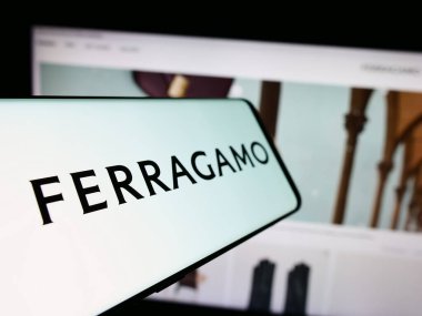 Stuttgart, Almanya - 11-16-2023: İtalyan moda şirketi Salvataore Ferragamo S.p.A. 'nın logolu cep telefonu. Telefon ekranının merkez soluna odaklan.