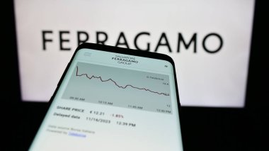 Stuttgart, Almanya - 11-16-2023: İtalyan moda şirketi Salvataore Ferragamo S.p.A. 'nın internet sitesiyle birlikte cep telefonu. Telefon ekranının sol üst kısmına odaklan.