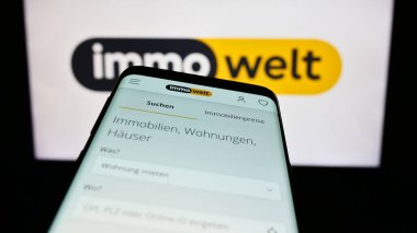 Stuttgart, Almanya - 11-16-2023: Alman emlak platformu şirketi immowelt GmbH 'in web sitesinin bulunduğu cep telefonu iş logosu önünde. Telefon ekranının sol üst kısmına odaklan.