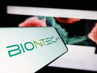 Stuttgart, Almanya - 11-16-2023: Alman biyoteknoloji şirketi BioNTech SE 'nin logosunun yer aldığı cep telefonu işletme web sitesi önünde. Telefon ekranının soluna odaklan.