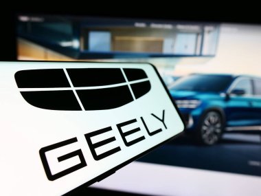 Stuttgart, Almanya - 11-16-2023: Çinli otomobil üreticisi Zhejiang Geely Holding Group 'un logosuna sahip akıllı telefon web sitesi önünde. Telefon ekranının merkez soluna odaklan.