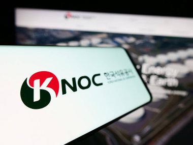 Stuttgart, Almanya - 11-16-2023: Kore Ulusal Petrol Şirketi (KNOC) logosu olan cep telefonu. Telefon ekranının soluna odaklan.