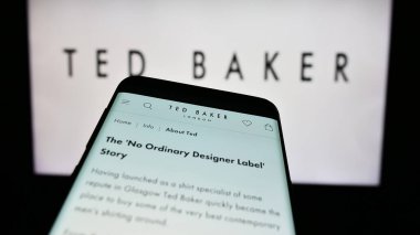 Stuttgart, Almanya - 11-16-2023: İngiliz giyim perakende şirketi Ted Baker plc 'nin web sitesine sahip akıllı telefon iş logosu önünde. Telefon ekranının sol üst kısmına odaklan.