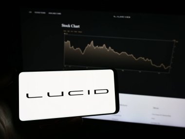Stuttgart, Almanya - 11-17-2023: Amerikan elektrikli araç şirketi Lucid Motors 'un logosunun bulunduğu cep telefonu web sayfasının önünde duruyor. Telefon ekranına odaklan.