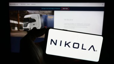 Stuttgart, Almanya - 11-17-2023: Amerikan elektrikli araç şirketi Nikola Corporation 'ın logosunun bulunduğu cep telefonu web sayfasının önünde duruyor. Telefon ekranına odaklan.