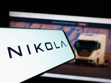 Stuttgart, Almanya - 11-17-2023: Amerikan elektrikli araç şirketi Nikola Corporation 'ın logosunun yer aldığı cep telefonu iş web sitesi önünde. Telefon ekranının merkezine odaklan.