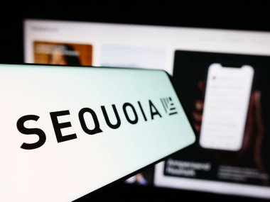 Stuttgart, Almanya - 11-17-2023: Sitenin önünde Amerikan risk sermayesi şirketi Sequoia Capital Operations LLC 'nin logosuna sahip cep telefonu. Telefon ekranının soluna odaklan.