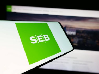 Stuttgart, Almanya - 11-17-2023: İşletme web sitesi önünde üzerinde İsveç şirketi Skandinaviska Enskilda Banken AB (SEB) logosu bulunan cep telefonu. Telefon ekranının merkezine odaklan.