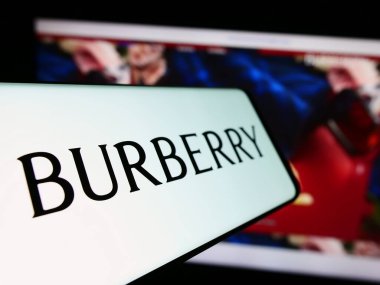 Stuttgart, Almanya - 11-21-2023: İngiliz lüks moda şirketi Burberry Group plc 'in logosunun bulunduğu cep telefonu. Telefon ekranının merkez soluna odaklan.