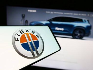 Stuttgart, Almanya - 11-21-2023: Amerikan elektrikli taşıt şirketi Fisker Inc. 'in logosuna sahip akıllı telefon. Telefon ekranının merkezine odaklan.