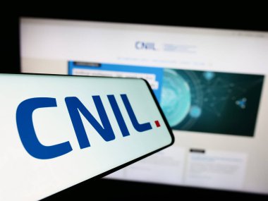 Stuttgart, Almanya - 11-21-2023: İnternet siteli Nationale de l 'Informatique et des Libertes (CNIL) logosuna sahip cep telefonu. Telefon ekranının merkez soluna odaklan.
