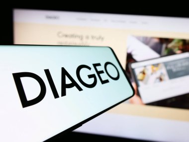 Stuttgart, Almanya - 11-22-2023: İngiliz alkolik içecek şirketi Diageo plc 'nin logosunun yer aldığı akıllı telefon. Telefon ekranının merkez soluna odaklan.