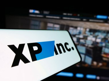 Stuttgart, Almanya - 11-22-2023: Brezilyalı yatırım yönetim şirketi XP Inc. 'nin logosuyla birlikte cep telefonu. Telefon ekranının merkez soluna odaklan.