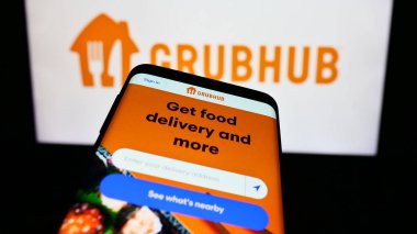 Stuttgart, Almanya - 11-22-2023: ABD gıda sipariş ve dağıtım şirketi Grubhub Inc. 'in yer aldığı web sitesi olan akıllı telefon. Telefon ekranının sol üst kısmına odaklan.