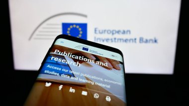 Stuttgart, Almanya - 11-22-2023: Logo önünde AB finans kurumu Avrupa Yatırım Bankası (EIB) web sitesi bulunan akıllı telefon. Telefon ekranının sol üst kısmına odaklan.