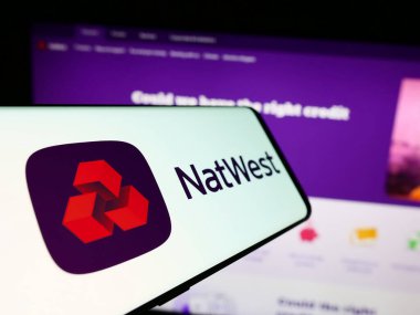 Stuttgart, Almanya - 11-22-2023: Finans şirketi National Westminster Bank 'ın (NatWest) logosunun yer aldığı cep telefonu. Telefon ekranının merkez soluna odaklan.