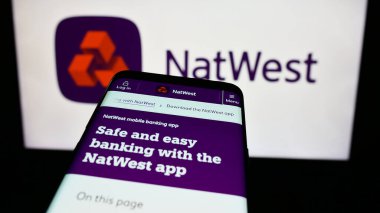 Stuttgart, Almanya - 11-22-2023: İş logosu önünde finans şirketi National Westminster Bank 'ın (NatWest) web sitesi bulunan cep telefonu. Telefon ekranının sol üst kısmına odaklan.