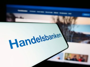 Stuttgart, Almanya - 11-22-2023: İsveçli finans şirketi Svenska Handelsbanken AB 'nin logosunun yer aldığı cep telefonu işletme web sitesi önünde. Telefon ekranının merkez soluna odaklan.