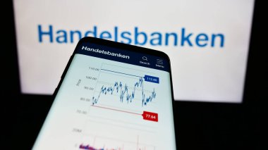 Stuttgart, Almanya - 11-22-2023: İş logosu önünde İsveçli finans şirketi Svenska Handelsbanken AB 'nin web sitesiyle cep telefonu. Telefon ekranının sol üst kısmına odaklan.