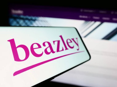 Stuttgart, Almanya - 11-22-2023: İngiliz sigorta şirketi Beazley plc 'nin logosuyla birlikte cep telefonu. Telefon ekranının soluna odaklan.