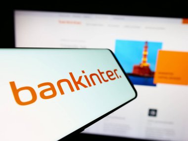 Stuttgart, Almanya - 11-22-2023: İspanyol finans hizmetleri şirketi Bankinter S.A. 'nın logosunu taşıyan cep telefonu iş web sitesi önünde. Telefon ekranının merkez soluna odaklan.