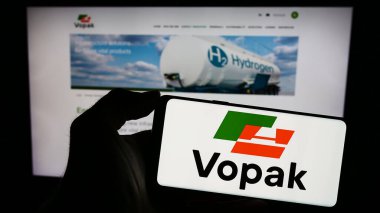 Stuttgart, Almanya - 11-23-2023: Hollandalı depolama şirketi Koninklijke Vopak N.V. 'nin logosuna sahip akıllı telefon sahibi kişi web sitesi önünde. Telefon ekranına odaklan.