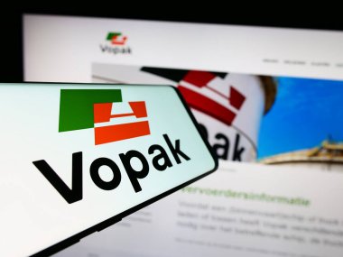 Stuttgart, Almanya - 11-23-2023: Hollandalı depolama şirketi Koninklijke Vopak N.V. 'nin logosuna sahip akıllı telefon işletme web sitesi önünde. Telefon ekranının merkezine odaklan.