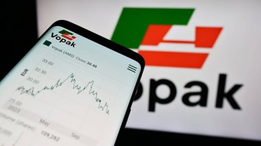 Stuttgart, Almanya - 11-23-2023: Hollandalı depolama şirketi Koninklijke Vopak NV 'nin web sitesiyle birlikte cep telefonu iş logosu önünde. Telefon ekranının sol üst kısmına odaklan.