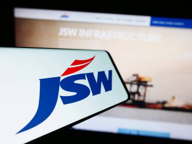 Stuttgart, Almanya - 11-23-2023: Hint holdingi JSW Group 'un logosunun yer aldığı cep telefonu. Telefon ekranının merkez soluna odaklan.
