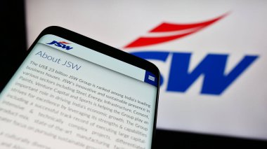 Stuttgart, Almanya - 11-23-2023: İş logosu önünde Hint holdingi JSW Group 'un web sitesi bulunan akıllı telefon. Telefon ekranının sol üst kısmına odaklan.