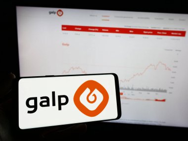 Stuttgart, Almanya - 11-23-2023: Portekizli enerji şirketi Galp Energia S.A. 'nın logosunu taşıyan cep telefonu sahibi şirket web sitesi önünde. Telefon ekranına odaklan.