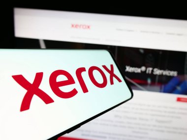 Stuttgart, Almanya - 11-24-2023: Amerikan yazıcı şirketi Xerox Holding Corporation 'ın logosuyla birlikte cep telefonu. Telefon ekranının merkezine odaklan.