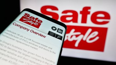 Stuttgart, Almanya - 11-24-2023: İngiliz pencere şirketi Safestyle UK plc 'nin web sitesinin bulunduğu cep telefonu. Telefon ekranının sol üst kısmına odaklan.