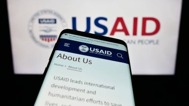Stuttgart, Almanya - 11-27-2023: Logo önünde ABD Uluslararası Kalkınma Dairesi (USAID) web sitesi bulunan akıllı telefon. Telefon ekranının sol üst kısmına odaklan.
