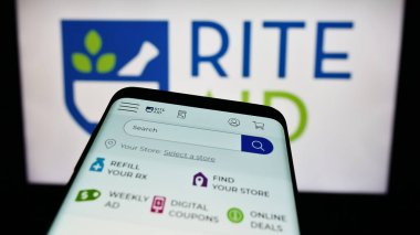 Stuttgart, Almanya - 11-27-2023: İş logosu önünde ABD 'li eczane şirketi Rite Aid Corporation' ın web sitesi ile cep telefonu. Telefon ekranının sol üst kısmına odaklan.