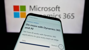 Stuttgart, Almanya - 11-27-2023: Şirket logosu önünde Microsoft Dynamics 365 isimli muhasebe yazılım ürünü web sitesi bulunan cep telefonu. Telefon ekranının sol üst kısmına odaklan.