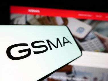 Stuttgart, Almanya - 11-27-2023: Mobil endüstri kuruluşu GSM Association 'ın (GSMA) logosuna sahip akıllı telefon iş web sitesi önünde. Telefon ekranının soluna odaklan.
