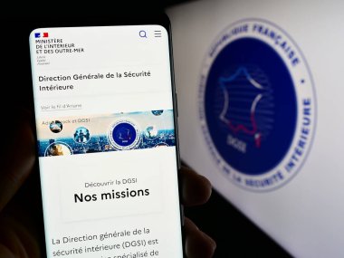 Stuttgart, Almanya - 11-27-2023: Logonun önünde Yön Generali de la Securite Interieure (DGSI) web sayfası bulunan kişi. Telefon ekranının merkezine odaklan.