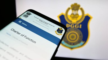 Stuttgart, Almanya - 11-28-2023: Logo önünde Hint İstihbarat Genel Müdürlüğü (DGGI) web sayfası bulunan akıllı telefon. Telefon ekranının sol üst kısmına odaklan.