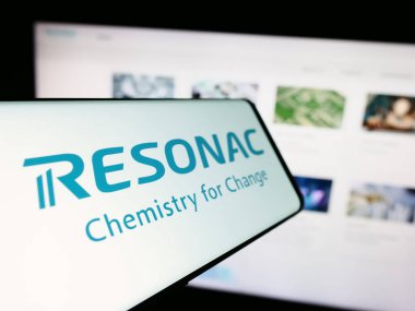 Stuttgart, Almanya - 11-28-2023: Japon kimya şirketi Resonac 'ın logosunun yer aldığı cep telefonu. Ekranın merkez soluna odaklan.