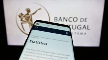 Stuttgart, Almanya - 11-28-2023: Portekiz merkez bankası Banco de Portugal 'in internet sayfalı akıllı telefon logosu. Telefon ekranının sol üst kısmına odaklan.