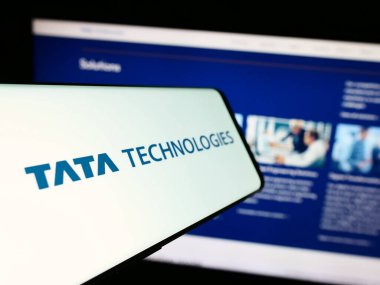 Stuttgart, Almanya - 11-28-2023: Hintli mühendislik şirketi Tata Technologies Limited 'in logosuna sahip akıllı telefon işletme web sitesi önünde. Telefon ekranının merkez soluna odaklan.