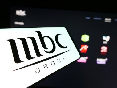 Stuttgart, Almanya - 11-29-2023: İnternet sitesi önünde Suudi Arabistan medya şirketi MBC Group 'un logosuna sahip akıllı telefon. Telefon ekranının merkez soluna odaklan.